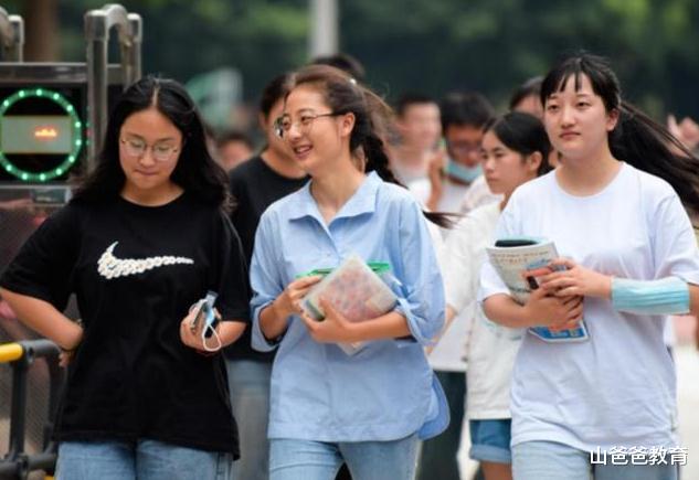女孩|上大学后，女生第一次约会全寝室出动装扮，找工作都没这么紧张