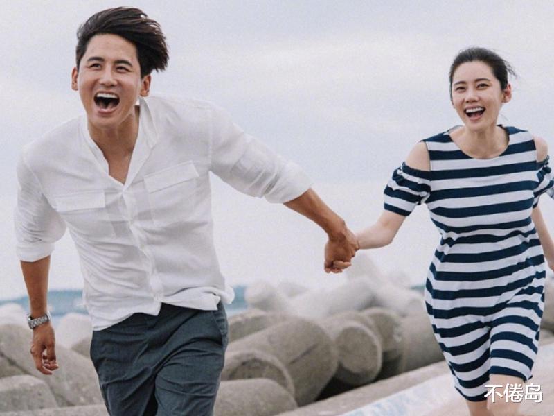 不倦岛|于晓光与美女亲密搂抱，网友心疼秋瓷炫：原生家庭不幸的女孩子必须认清这一点，才能得到幸福。