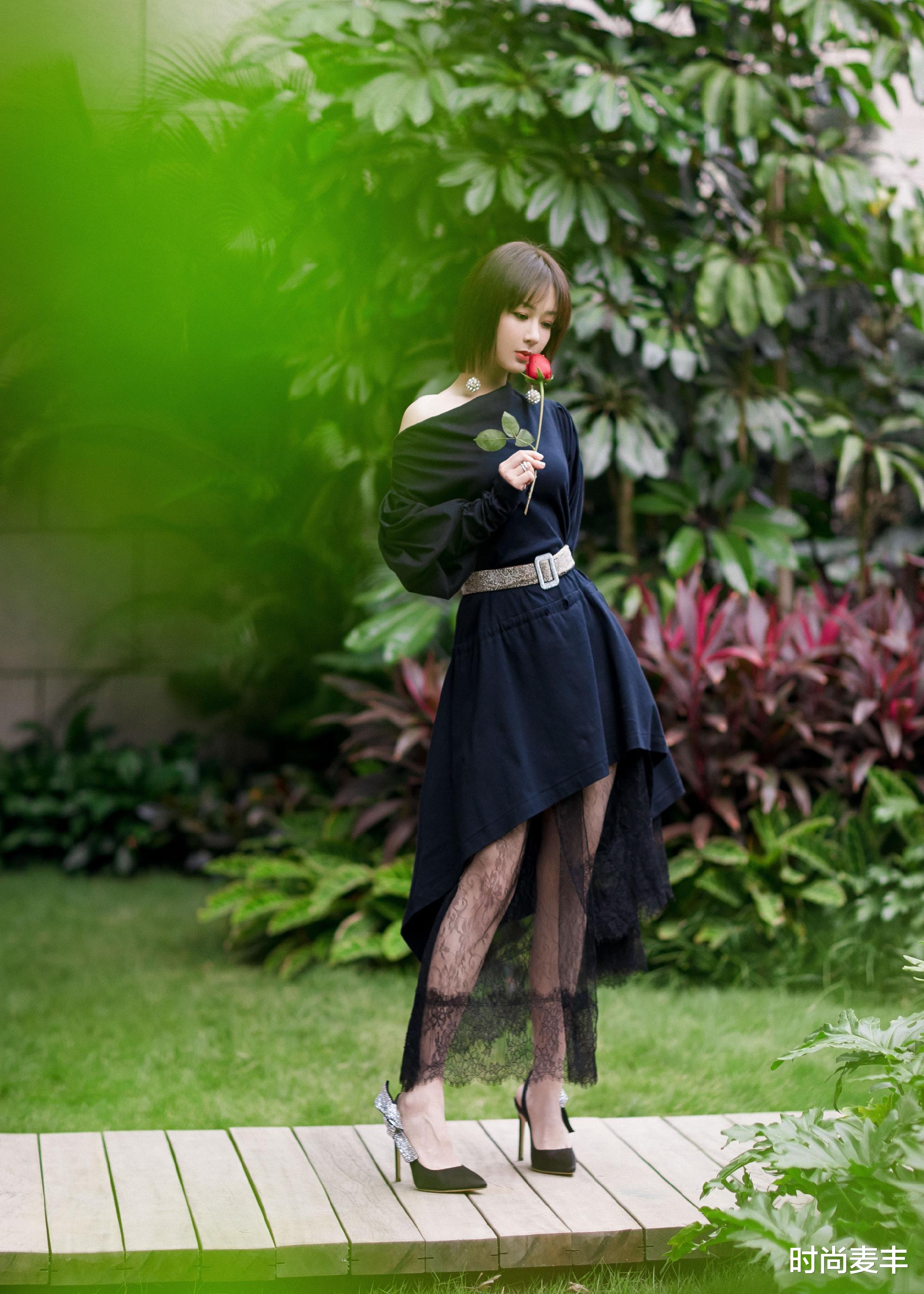 穿衣搭配|杨紫过春节却显清瘦，瓜子脸愈发明显，针织衫知性轻熟风