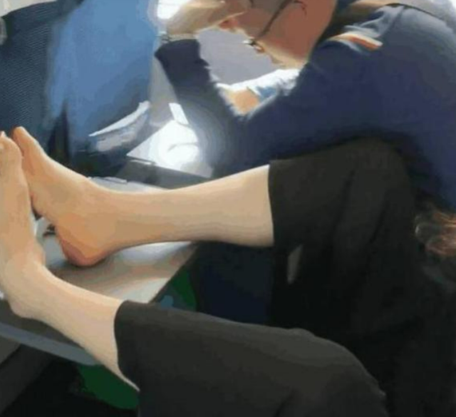 一双脚放在高铁桌板上,男子怒气冲冲想骂人,近一看,他却忍住了