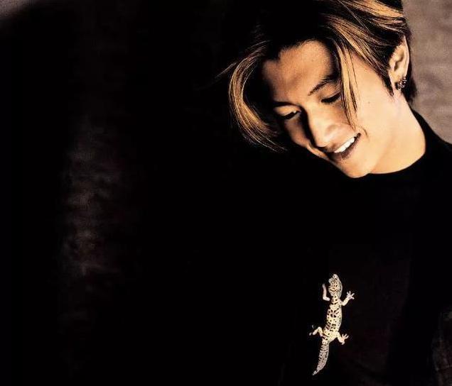 刘德华|38年前，刘德华亲吻的婴儿，长大后网友开玩笑：把他“踢下神坛”