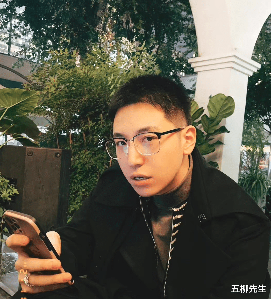 相声演员|知名相声演员随地小便还嗦手指？网友：谈恋爱可以，艺德不能丢