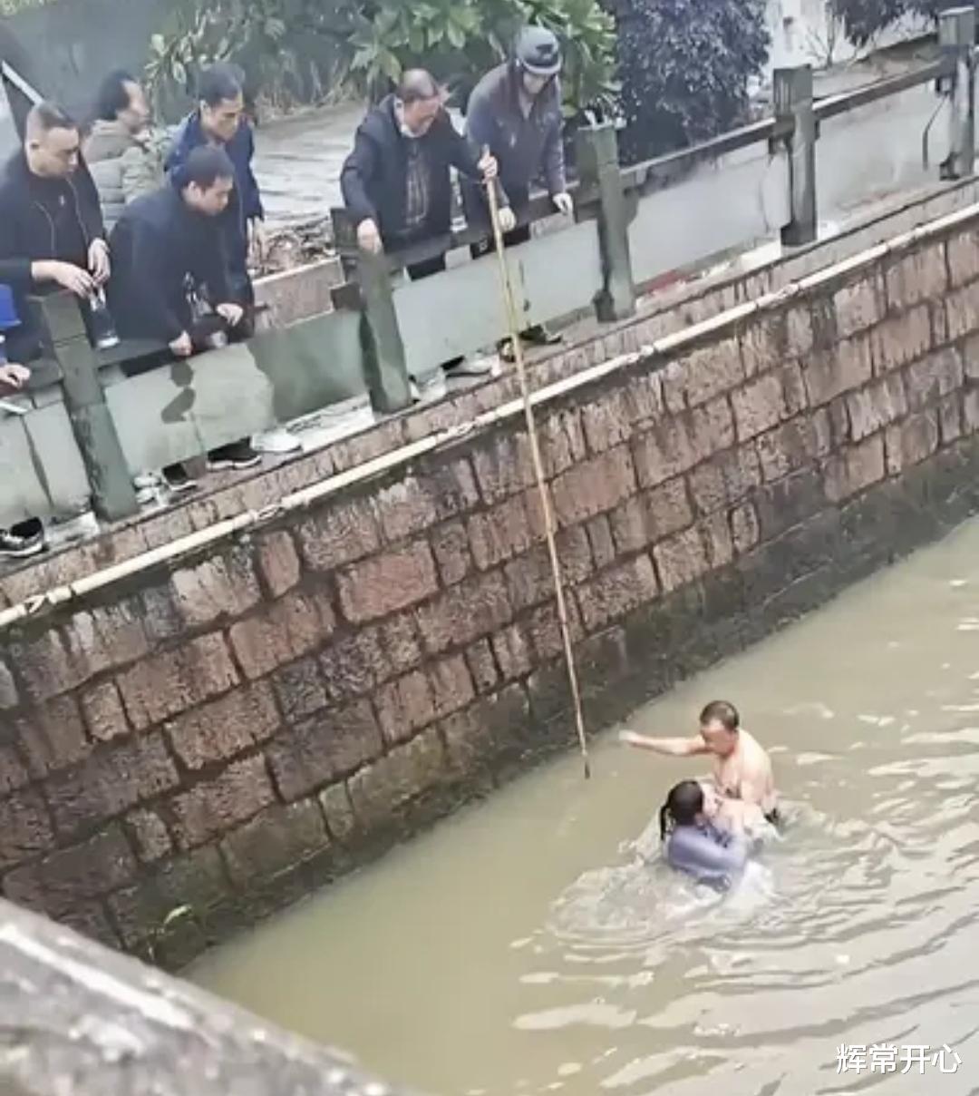 辉常开心 互扇耳光！浙江一女子跳河轻生，大声尖叫拒绝救援，水中与施救者互殴！