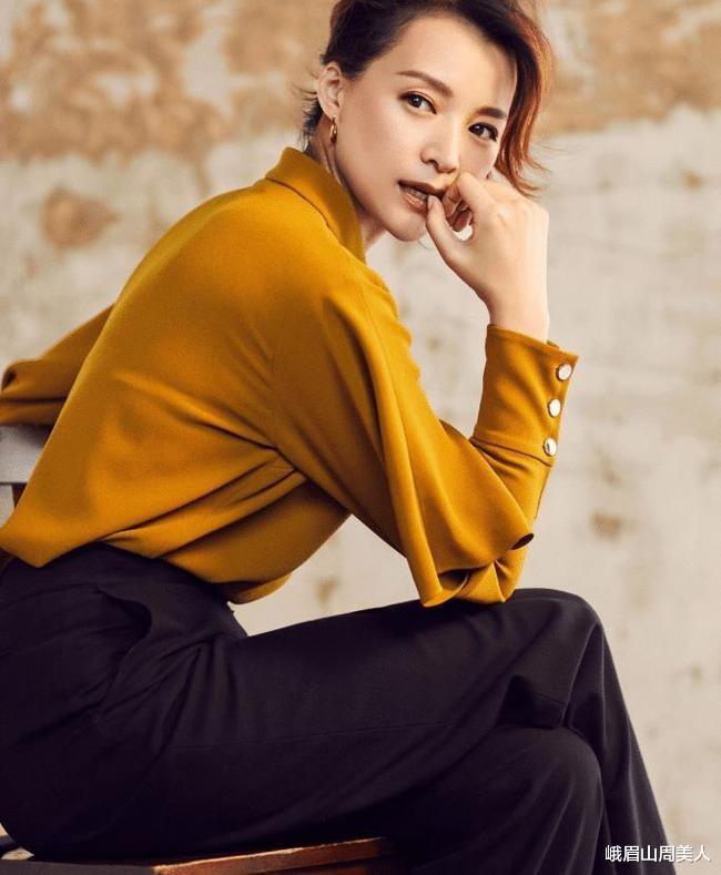 峨眉山周美人|奔五女人不用刻意装嫩，学学董卿的“优雅穿搭”，知性大方有气质