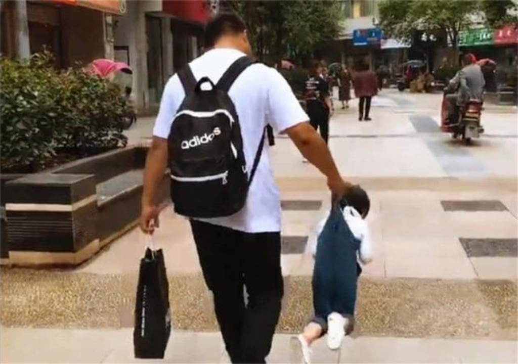 爸妈盒子|爸爸带娃脑洞大开，花样百出，网友吐槽：爸爸带娃，活着就行