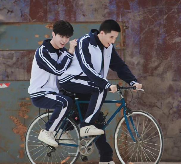 王安宇|王安宇带来一部双男主剧，化身叛逆少年，搭档00后奶油小生