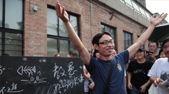 老球迷说排球呀 还记得汶川地震的“范跑跑”吗?丢下孩子跑后13年,成了这样