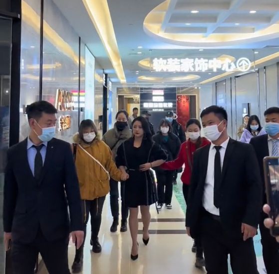 何洁|沈阳：35岁何洁参加商演，皮肤娇嫩身材有些发福，“她易孕体质”