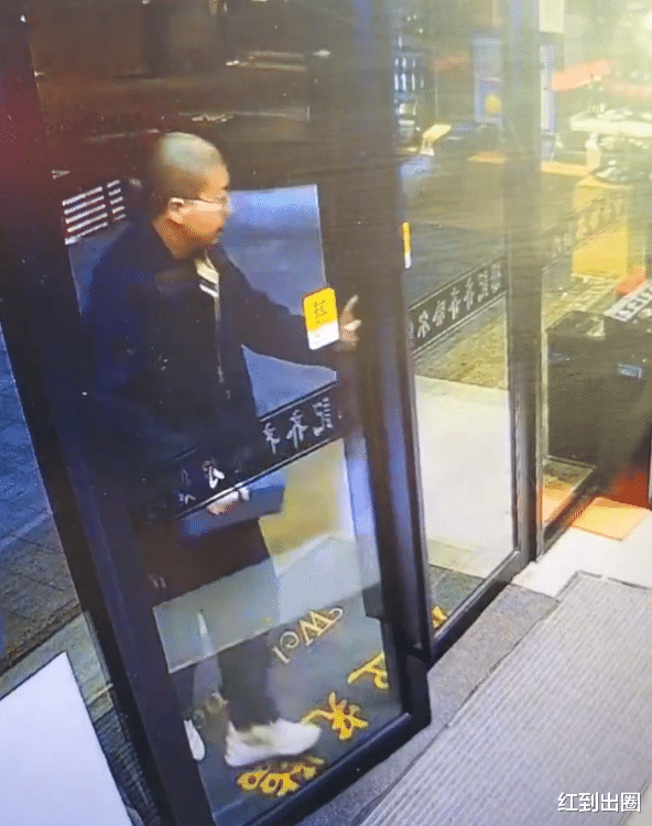 李诞|李诞和朋友吃烧烤自带酒水，喝醉后满脸通红，和女店员合照不避嫌