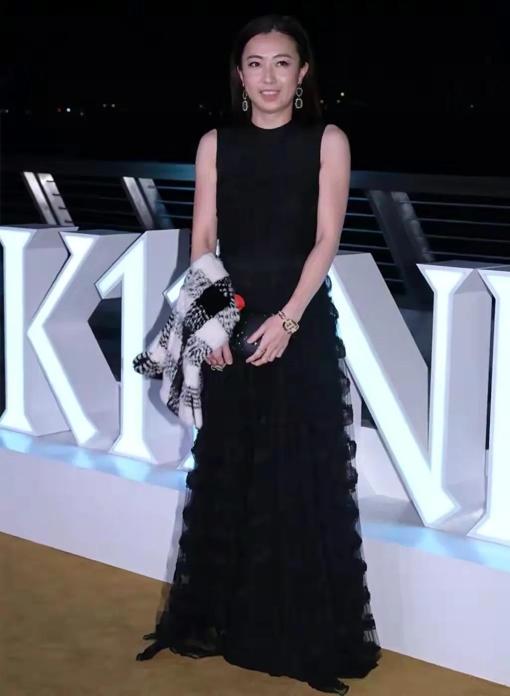 Angelababy|李嘉欣携丈夫参加聚会！甘比甄子丹夫妇拉风，全是美女富婆太养眼