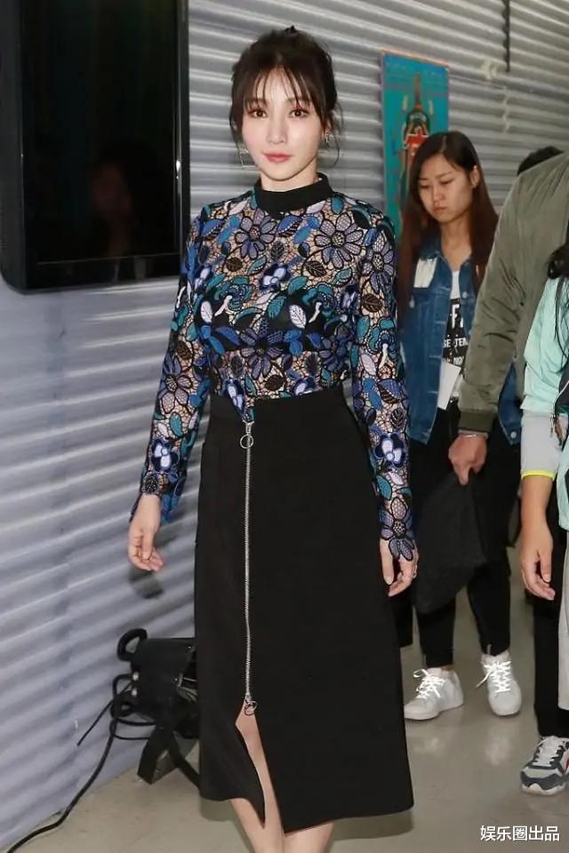 柳岩|柳岩穿镂空装现身被抓拍，远看平平无奇，近看亮点明显