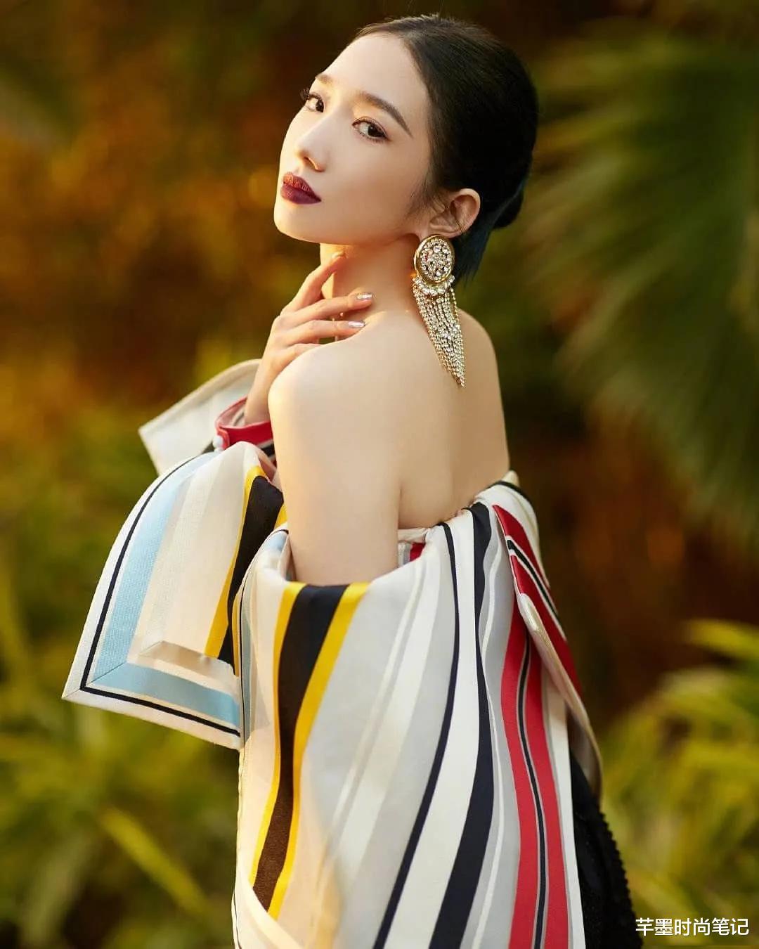 穿衣搭配|毛晓彤一改往日甜美风，涂“姨妈色”口红，尽显复古典雅又霸气