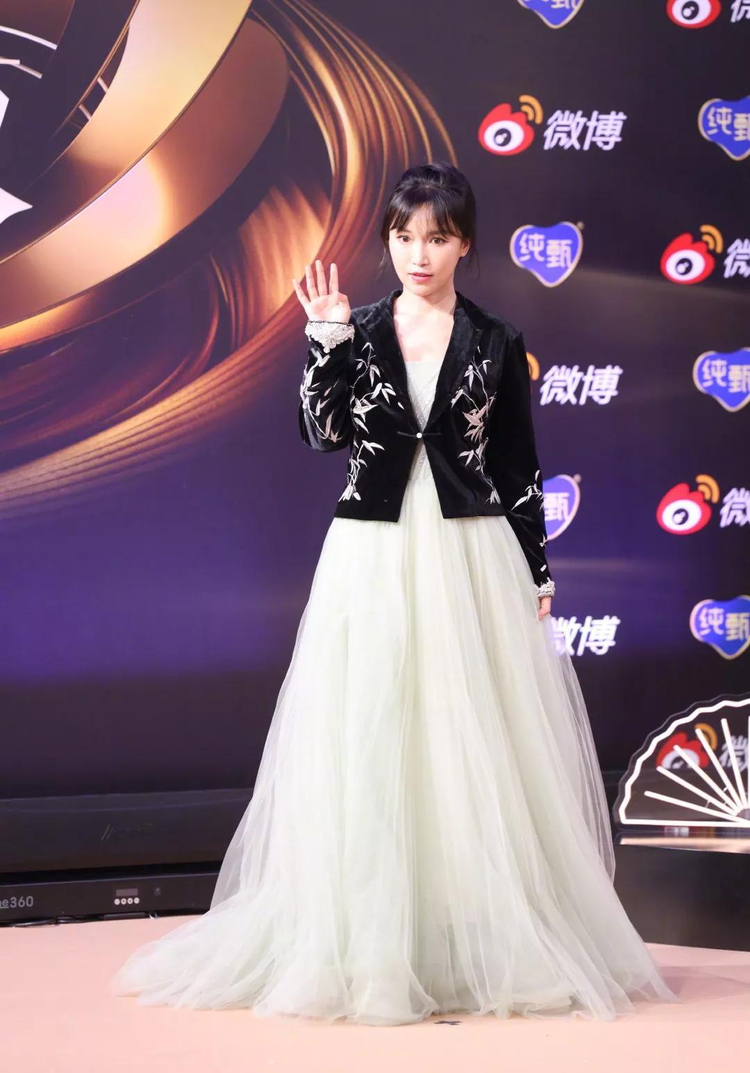 李子柒|李子柒微博之夜造型直播幻灭，脸颊浮肿嘴歪，穿高跟鞋难救身高