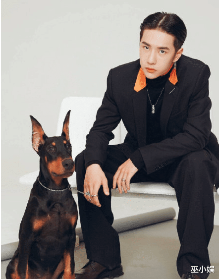 王一博|王一博颜值崩塌？新剧造型被吐槽像汉奸，发际线令人堪忧