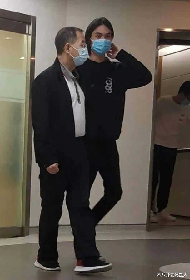 吴孟达|吴孟达5千万遗产一半给现任妻子，一半给子女，18岁儿子很帅气