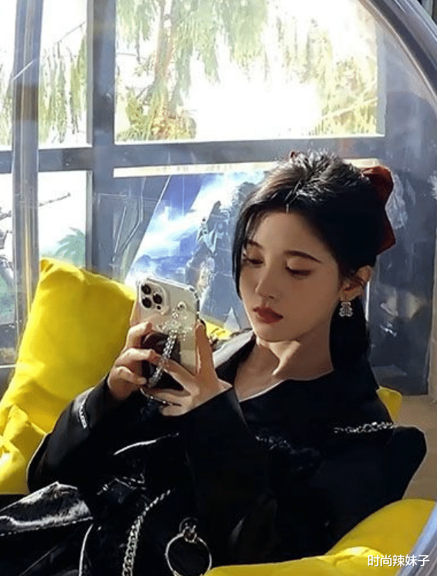 郑爽|鞠婧祎坐吊椅上凹造型，却忘记穿的是短裤，这腿长得让人不敢信