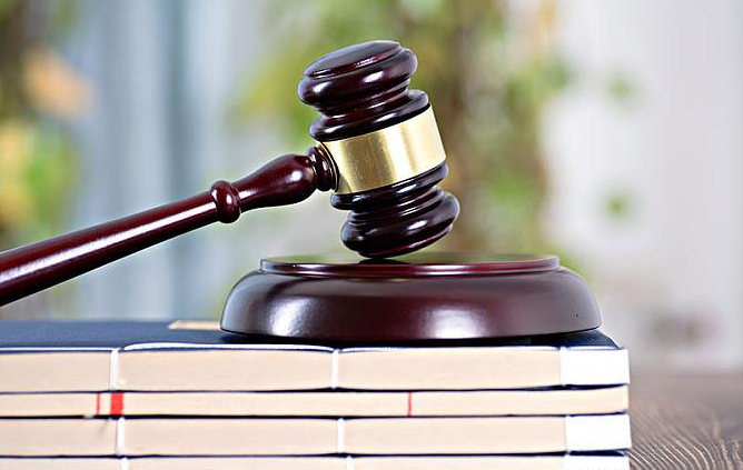 微社评 抢劫还有理了?顾客买烧鸡不付钱,男子出门拦人,被判10个月