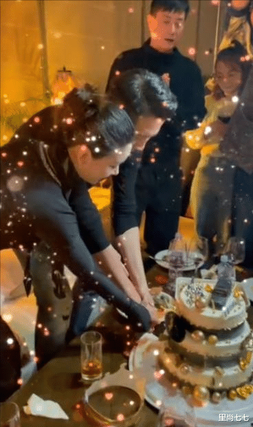 李小萌|王雷大办生日宴，二胎正脸曝光，李小萌产后20天脸型暴瘦大变样