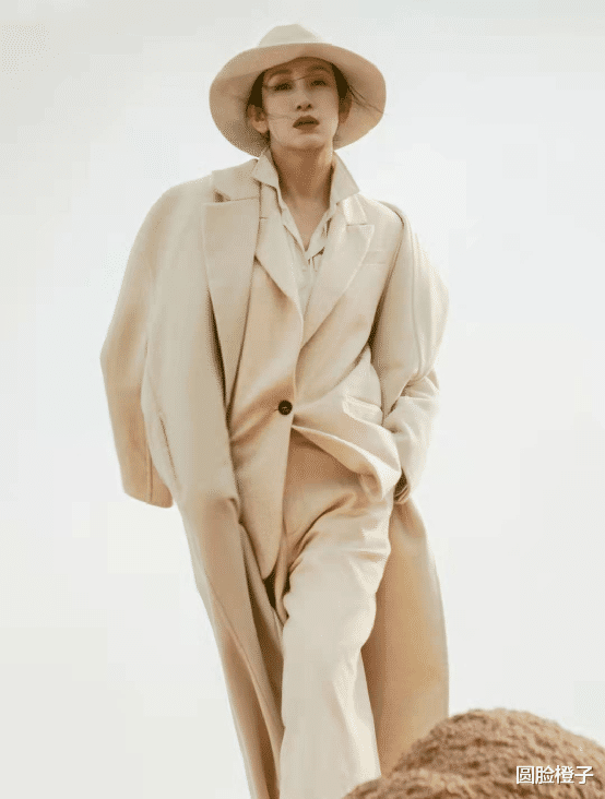 穿衣搭配|秦海璐气质越来越好了!穿V领黑色西装,镜头下皮肤看不见毛孔