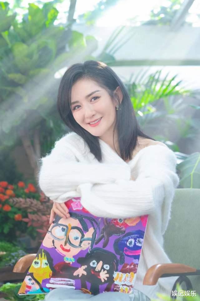 谢娜|谢娜发新歌，女儿们画作惊喜出镜，一家五口另类同框超幸福