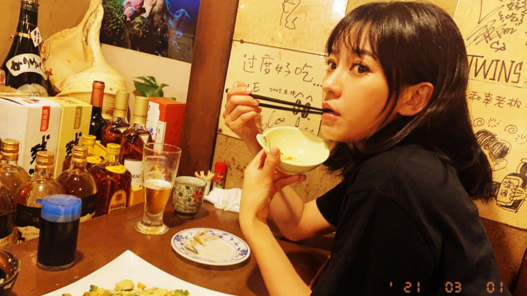 陈意涵|陈意涵挺9个月孕肚与老公现身，穿长裙气质足，四肢纤细不像孕妇