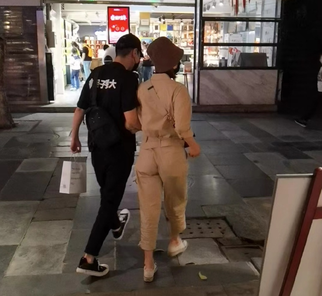 透视装|高圆圆吃火锅，热情与店员合照，被赞礼貌又亲切超有魅力！