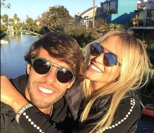 卡卡|卡卡曬全家福！和二婚妻子恩愛(ài)幸福，兩個(gè)前妻生的孩子都跟了后媽