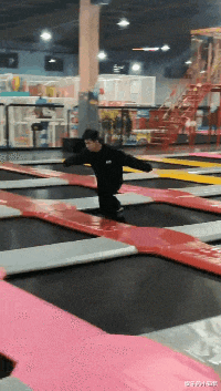 “我家邻居盖了栋豪宅，弄的我家变成了他的厨房…”