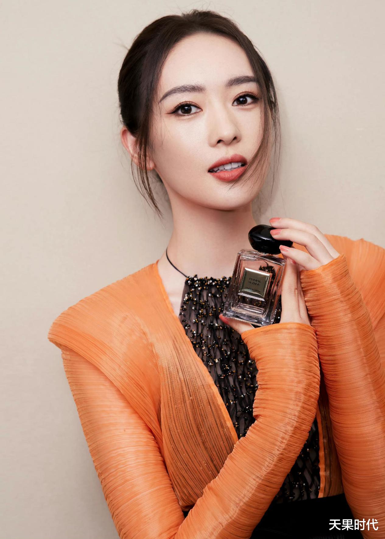 天果时代 童瑶真会凹造型，橘色套装搭黑色内搭精致性感，气质太赞了