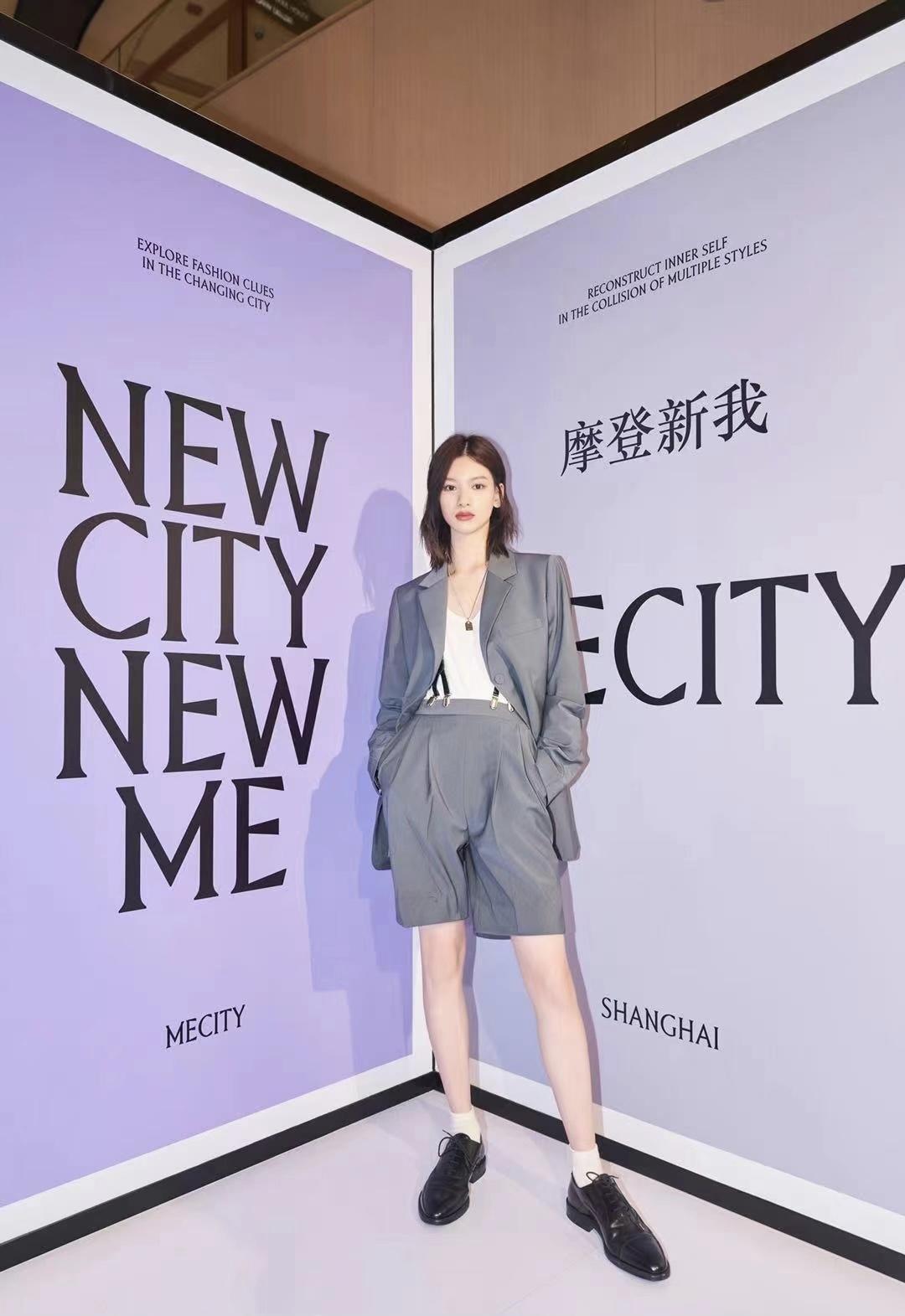 何有强|邱天22岁就这么美!穿黑色与玫红色拼接抹胸复古花苞裙,高级时髦