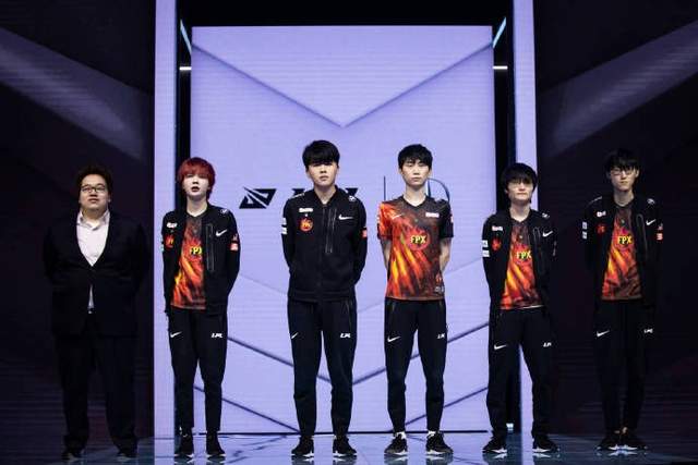 火箭筒|LPL迎榜首之战!EDG碰上劲敌FPX,收官战热度拉满LPL官方笑惨