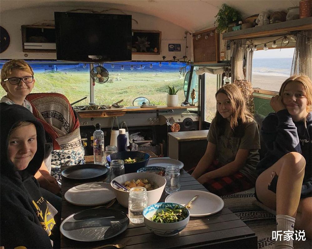 单亲妈妈买下2004年旧校车，带4个孩子在27㎡车内住1年，也是服了