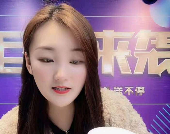 陈亚男|陈亚男18岁毕业照被同学爆光，网友：这大腮帮子，确定这是女人？