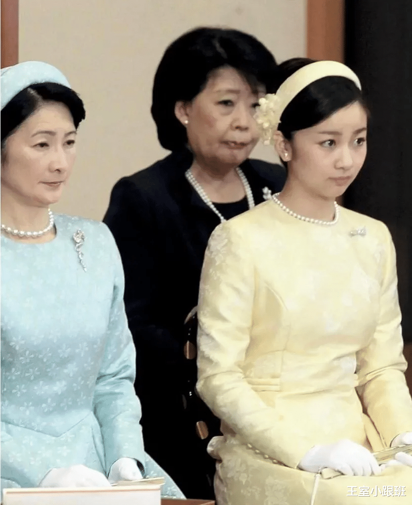 日本皇室的颜值担当佳子公主,接替真子的公务,一袭蓝衣端庄大气