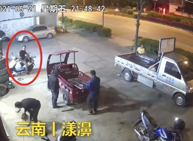 消费新文娱 监控记录下的地震瞬间：云南男子拼命冲进屋子，出来手里多了个人