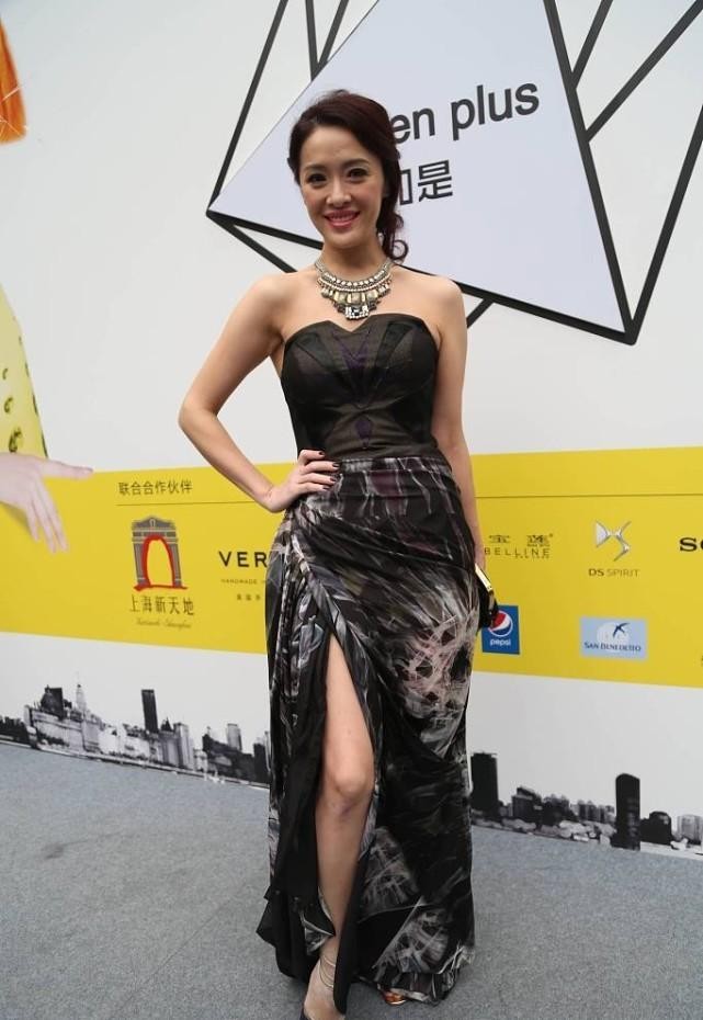 白小白的衣橱|向华强侄女向海岚挺有魄力，同龄人难驾驭的梅子色，她穿得挺适合