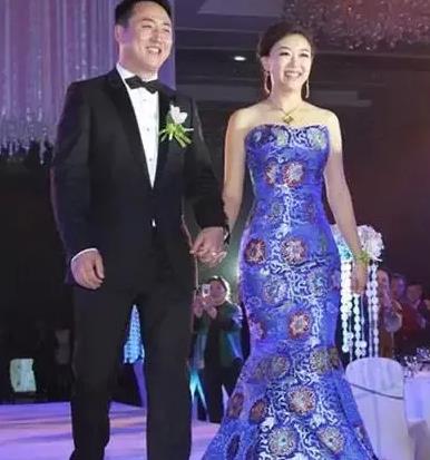 |濮存昕的闺女结婚。他给女儿一张卡：这里有50万，办婚宴用