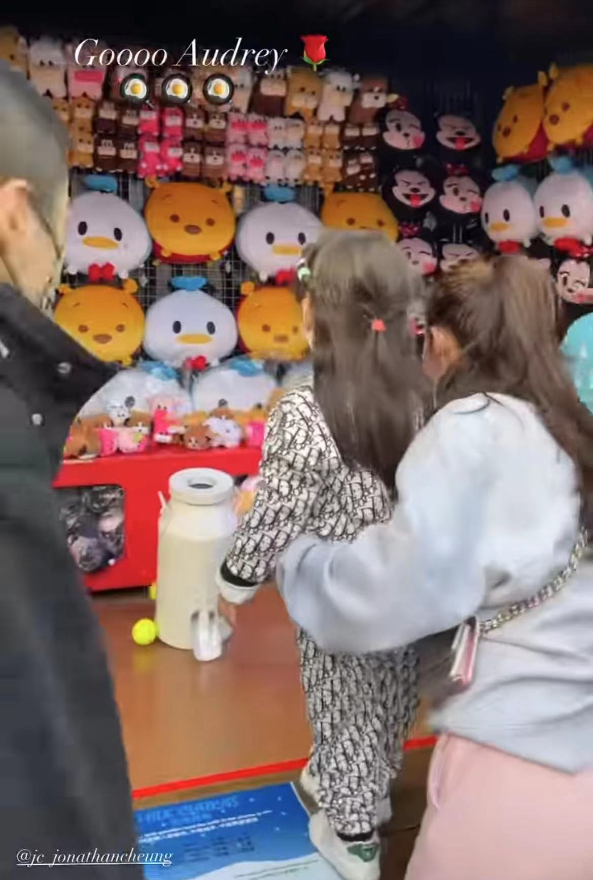 何超盈|何超盈带两岁女儿见富二代好友 ，腹部明显隆起不知是纯胖还是有喜