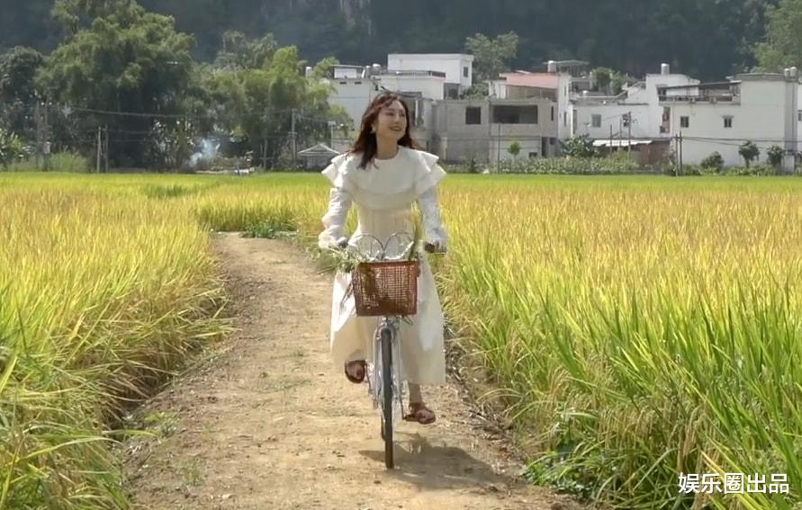 大屠杀|王鸥骑自行车照片火了，穿荷叶裙尽显好身材，连背影都赏心悦目