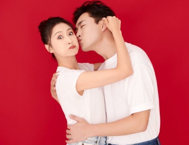 结婚照|有种秀恩爱唐嫣的“结婚照”，看别人一本正经，她却跟别人不一样