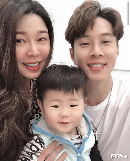 白家绮|知名女星生下第4胎，宣布结扎封肚，小5岁老公全程陪伴超有爱