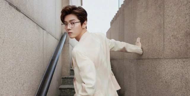 关晓彤|2022第一颗糖！鹿晗关晓彤晒同款拍照地点照，被调侃像婚纱照