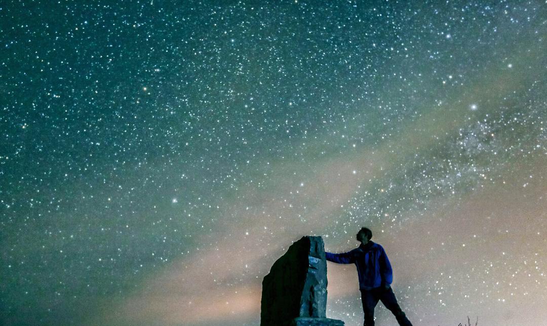 恒星 星星距离我们这么远，为什么我们在夜晚还能看见星星？一文揭秘