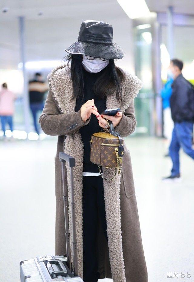 李湘|李湘富婆人设终于翻车，卫衣“起球”还在穿，羊羔毛大衣还掉毛