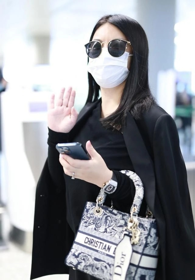 穿衣搭配|李湘是微胖中年女人的穿搭模板，单肩上衣配半裙，显瘦又时尚