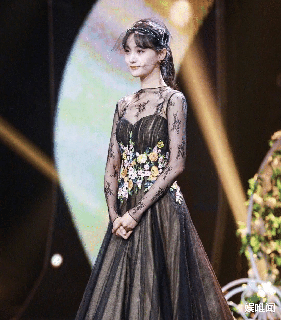 郑爽|郑爽被判赔偿8050万，人在美国经济拮据，她急于复出的原因找着了