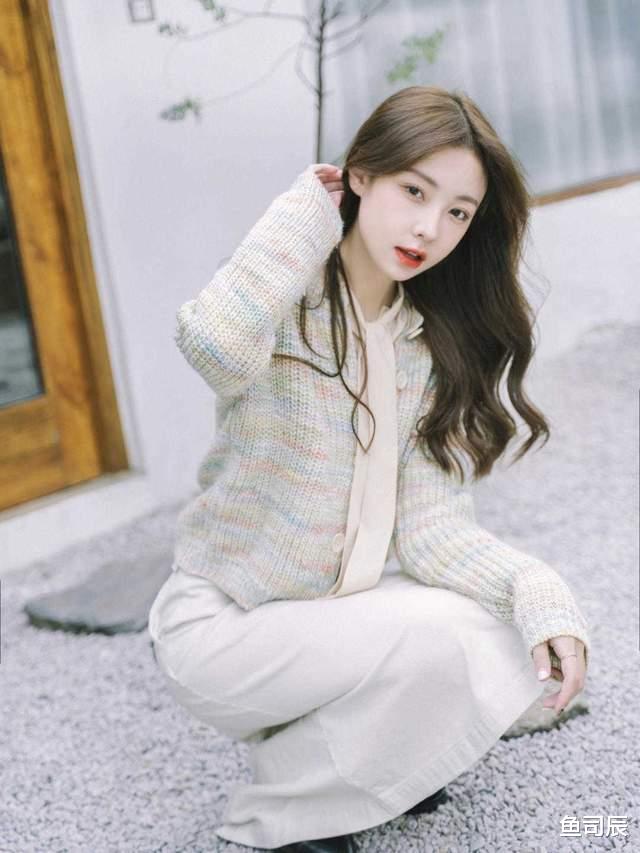 鱼司辰 秋冬季节毛衣是必备单品，搭配半身裙或牛仔裤，能提升气质又时髦