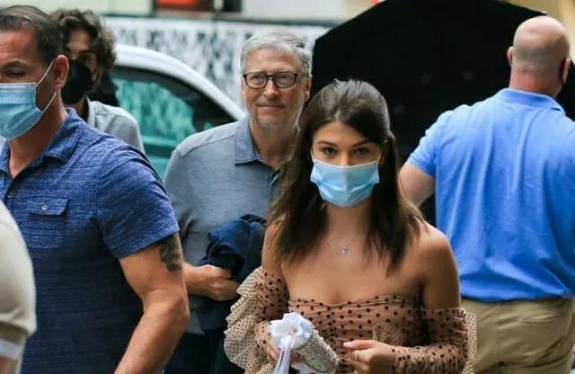 菲比|比尔·盖茨18岁女儿随父亲亮相餐厅，低胸装抢眼，帅气男友相陪
