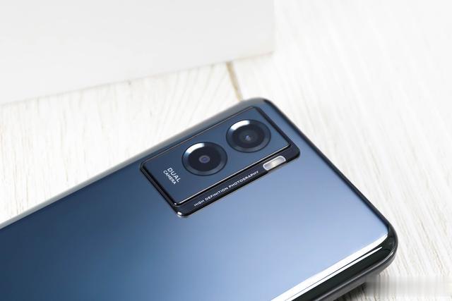 vivo y55s|vivo Y55s圖賞：透澤鏡面質感，呼吸云階設計