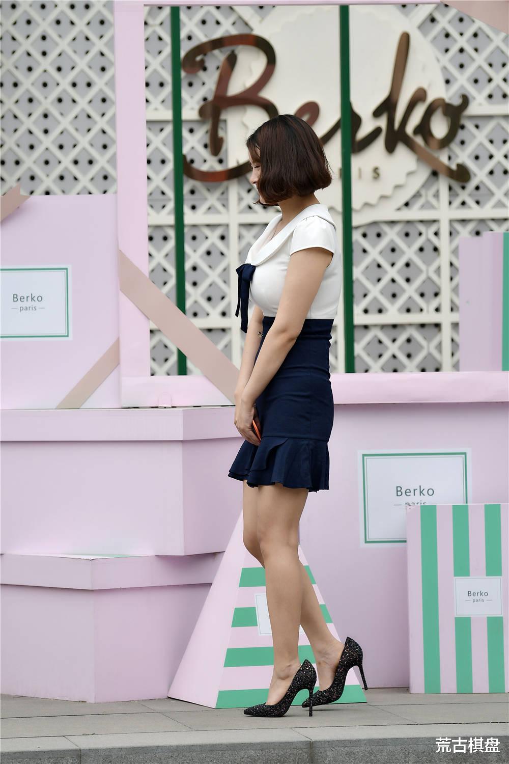 穿衣搭配|荷叶边高腰筒裙+白色半袖，要穿上细高跟，更有气场